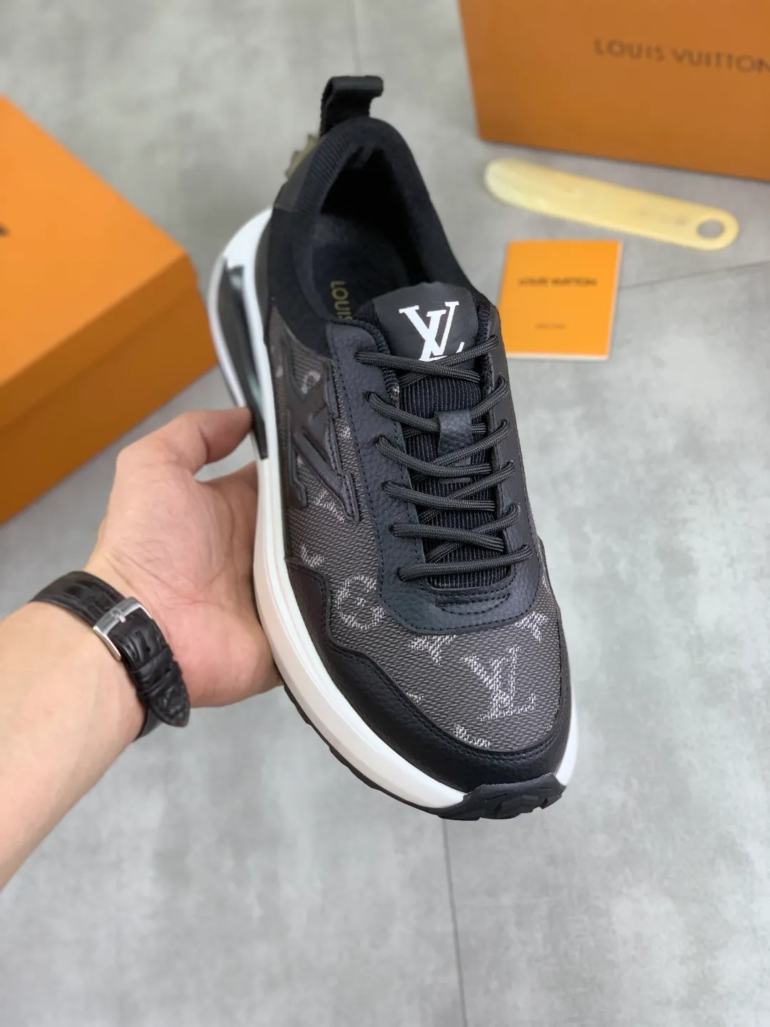 Men's shoes 💰P460 💰 [New model] 🆘 The latest model from LV official website 🎁 Casual and fashionable men's shoes 👟 Hot style 💥 Simple and elegant style, exclusive for trendy men. Unique latest brand elements from the official website 👑 Original decoration, fashionable and generous, the fabric is made of original calfskin ➕ Comfortable and breathable mesh lining ➕ Pigskin lining ✅The official website specifies wear-resistant casual outsole, the classic model is taken in real life🎬Color: 3️⃣colors available😍Number of codes: 38-44 (45 46 customized)